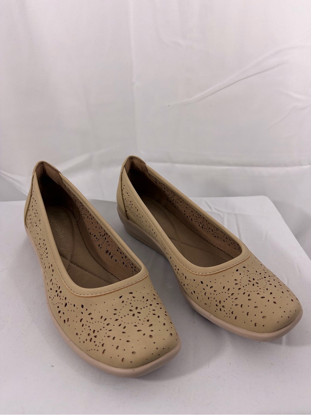 NWT Easy Spirit Women’s Size 5.5 Beige Floral Print Laser-Cut Wedge Flats